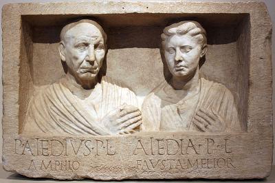 0030_Grabrelief_Publius_Aiedius_Amphio_und_Frau_Aiedia_Altes_Museum_anagoria_400x400