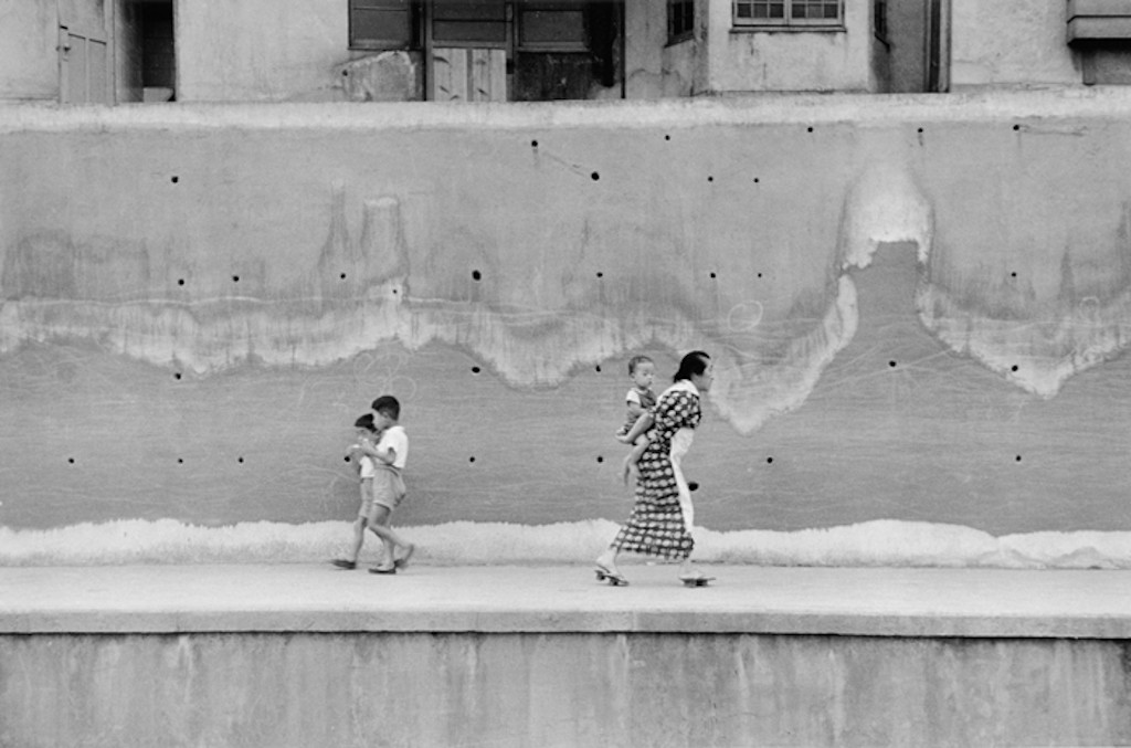 original_01-le-mur-quartier-d-araki-cho-tokyo-1956-nicolas-bouvier-courtesy-by-musee-de-l-elysee-lausanne-2-jpg-1024x677